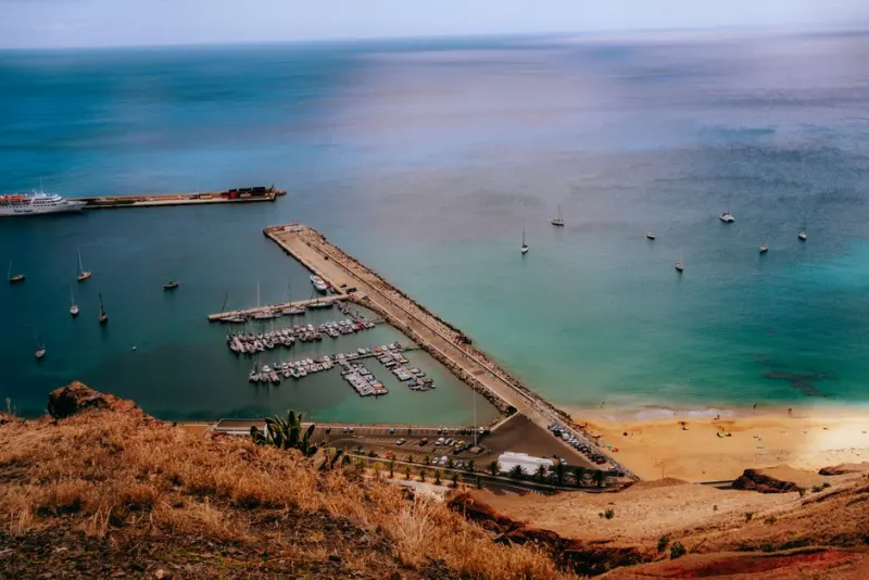 Praia de areia dourada da Calheta, Madeira