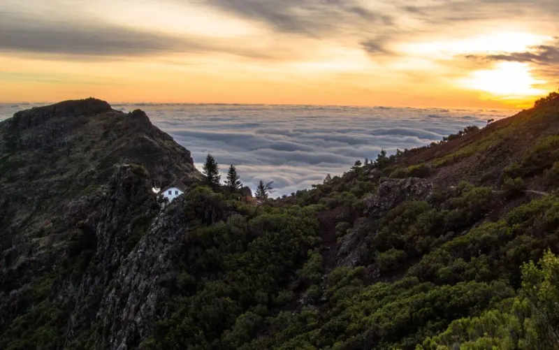 Nascer do sol sobre o mar de nuvens no Pico do Arieiro