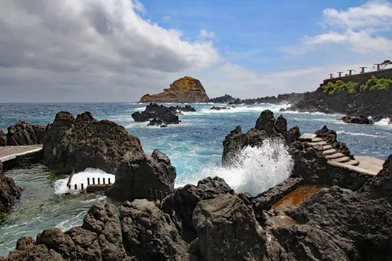 Piscinas naturais de lava no Porto Moniz